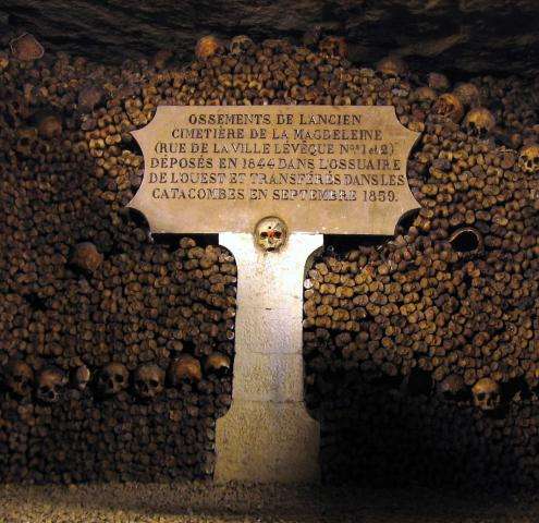 Paris underground : visit the Catacombs